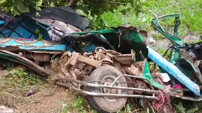গাজীপুরে সিএনজি ও কাভার্ডভ্যানের মুখোমুখি সংঘর্ষে নিহত ৩